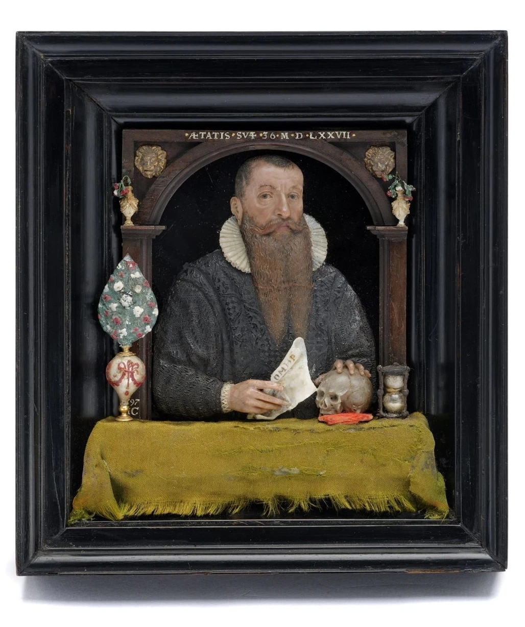 Am Stand der Kunstkammer Georg Laue (München): Matthäus Carl, „Wachsporträt von Hieronymus Baumgartner dem Jüngerenr (1538 bis 1602), Stadtrat in Nürnberg“, 1597,&nbsp; Mischtechnik im Originalrahmen mit Schiebedeckel, Höhe 17 Zentimeter 180.000 Euro