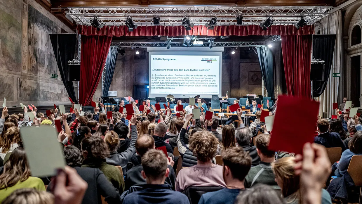 Dafür oder dagegen: Schüler des Heinrich-von-Gagern-Gymnasiums stimmen während einer Podiumsdiskussion über die Wahlprogramme einiger Parteien ab.