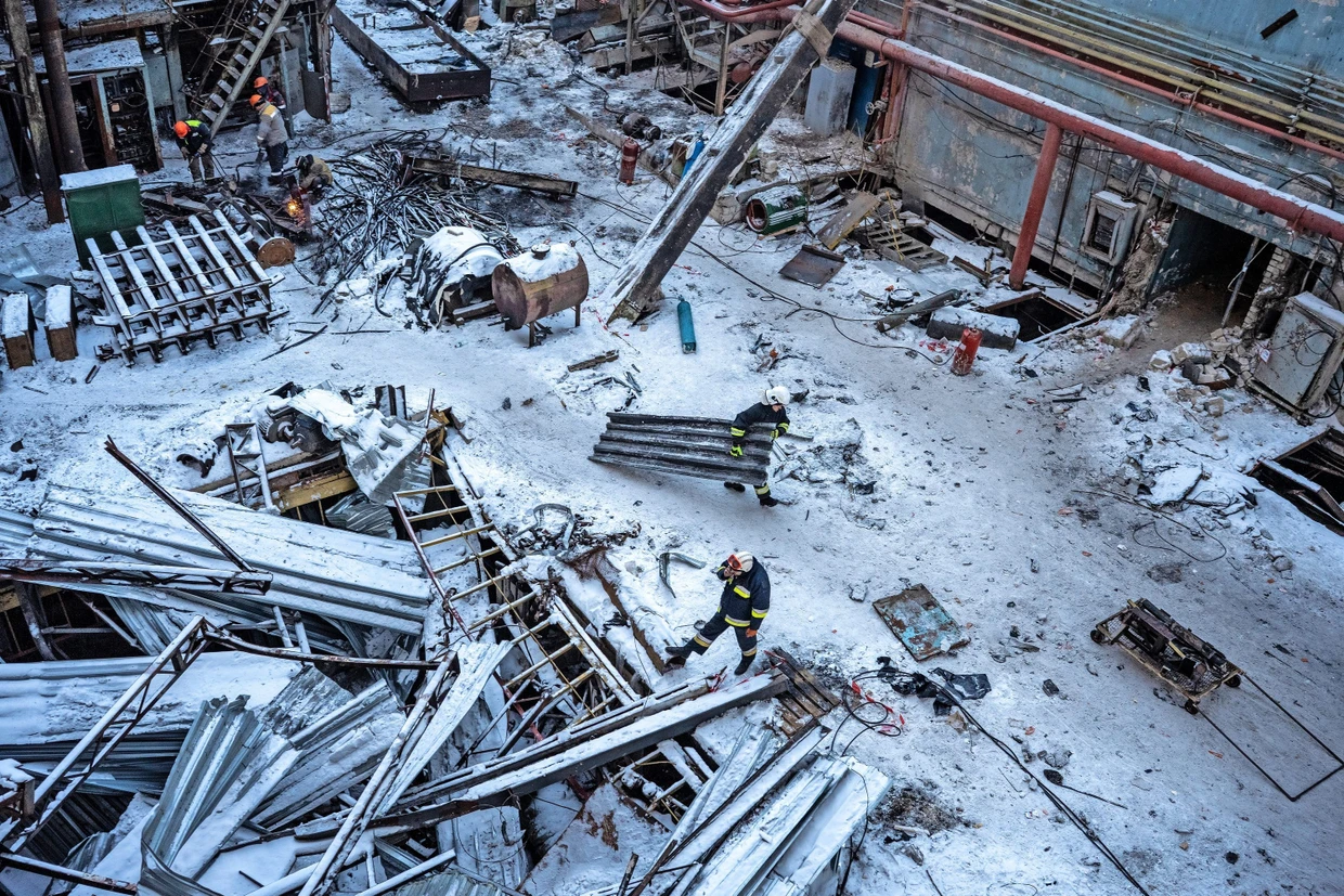 Diese Arbeiter räumen Trümmer, damit ihr Kohlekraftwerk bald wieder Strom produzieren kann.