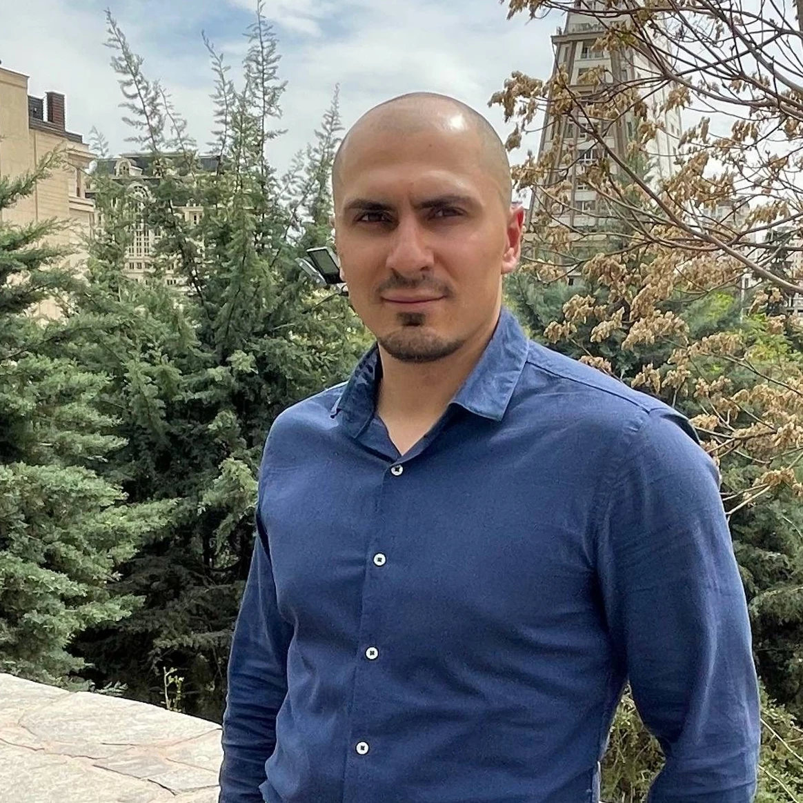 Nikita Smagin ist ein russischer Fachmann für Iran, wo er bis zu seiner Kündigung 2022 als Korrespondent der Staatsnachrichtenagentur TASS arbeitete. Moskau verfolgt ihn als „ausländischen Agenten“.