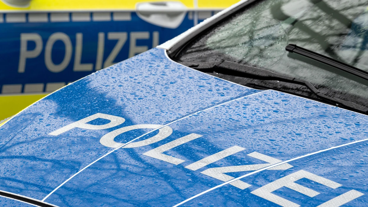 Später meldet sich die Tatverdächtige auf der Polizeiwache.