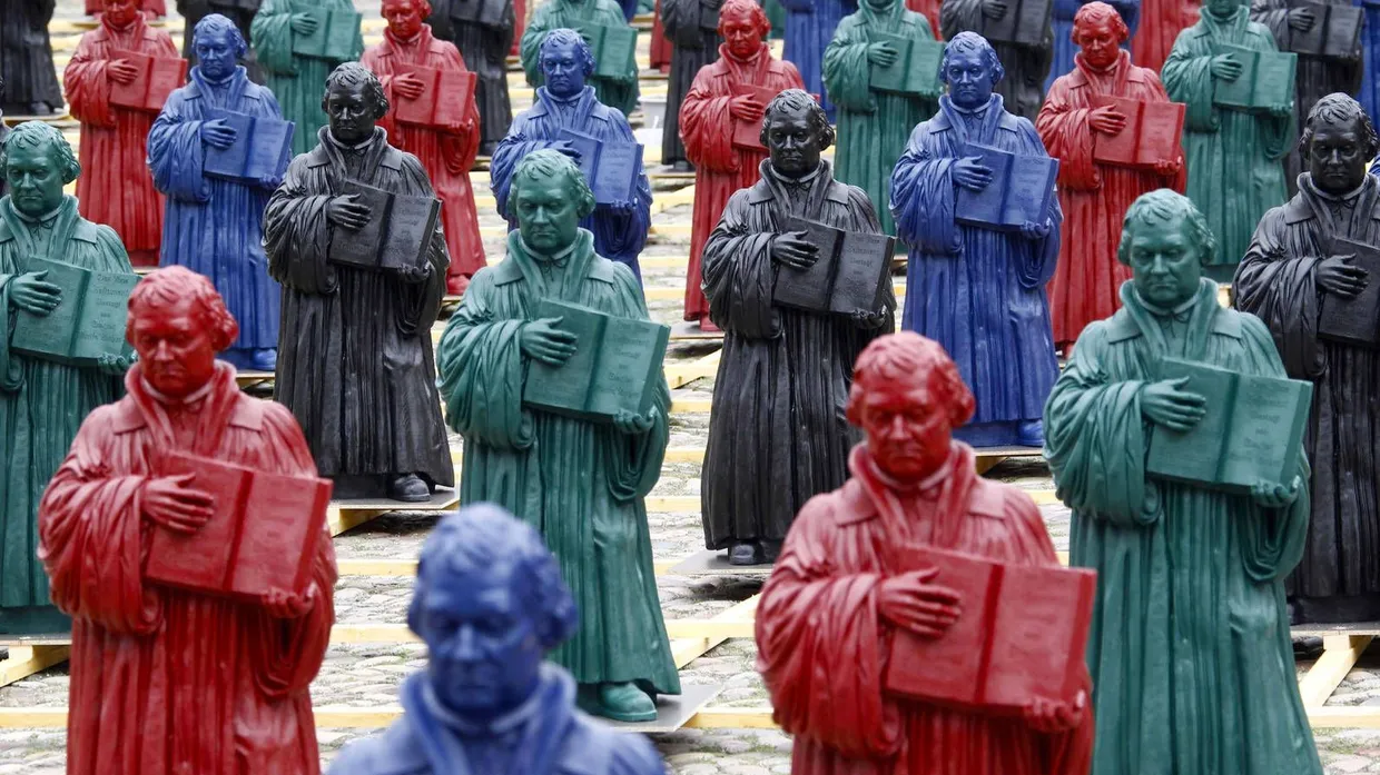 Eine Installation des Künstlers Ottmar Hörl mit 500 Luther-Figuren aus Kunststoff auf dem Wittenberger Markt