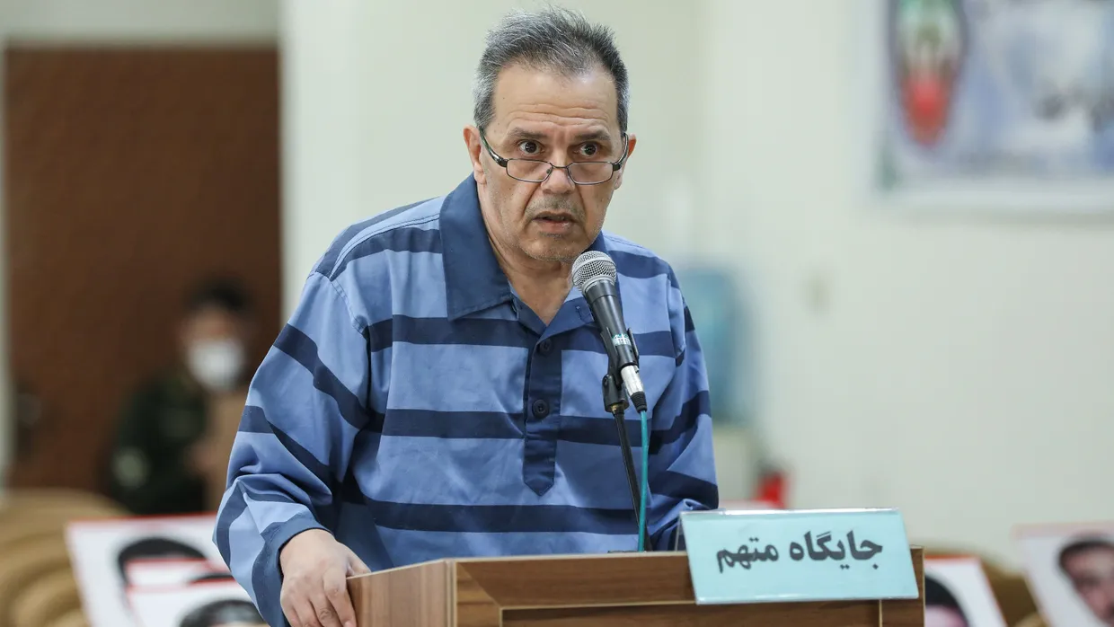 Die undatierte Aufnahme zeigt den Deutsch-Iraner Djamshid Sharmahd in einem Teheraner Revolutionsgericht