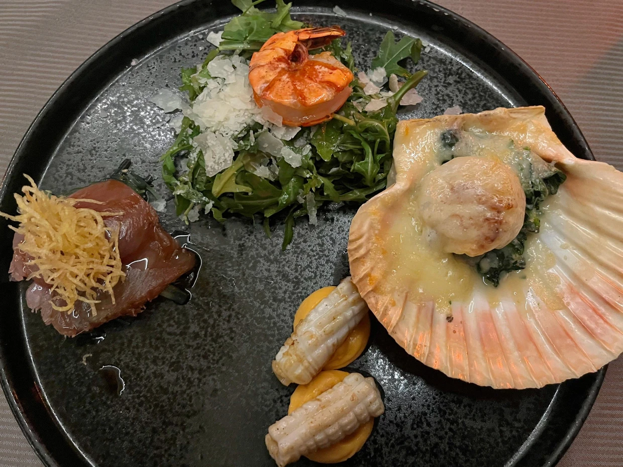 Vorspeisenvariation mit Garnele und Rucola, Tunasashimi, gratinierter Jakobsmuschel und gegrillter Kalamar