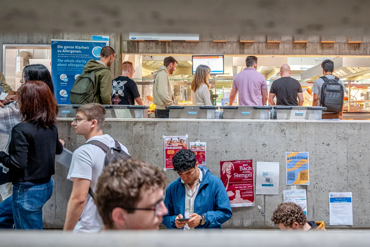 Viel Beton: Studenten stehen für ein Mittagsessen in der Mensa an.