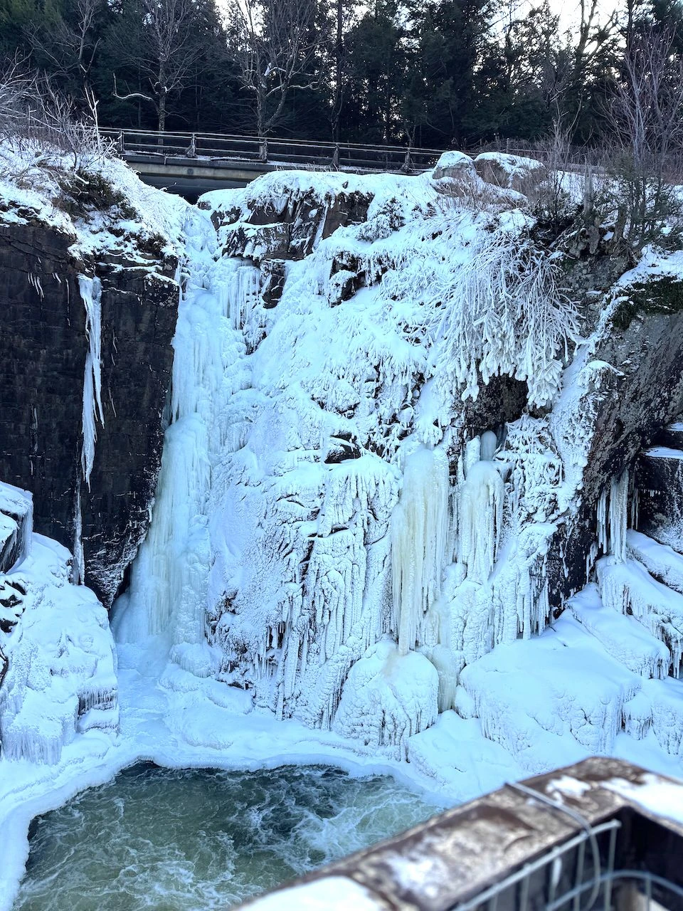 Hier wird es im Winter noch richtig kalt: ein gefrorener Wasserfal bei Lake Placid