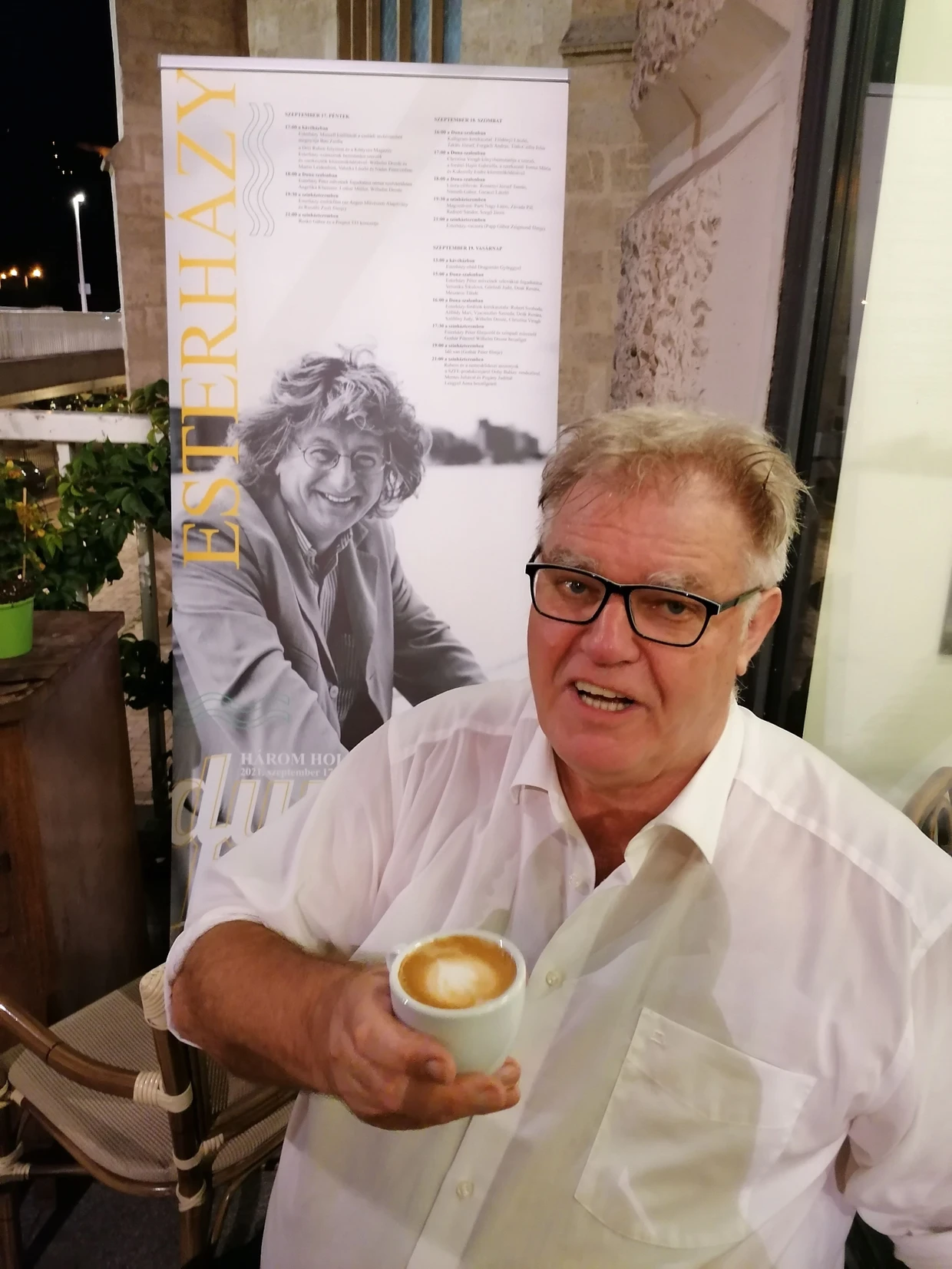 Wilhelm Droste, geboren 1953, lebt seit 1989 in Budapest. Er übersetzt ungarische Literatur ins Deutsche und ist Herausgeber der deutsch-ungarischen Kulturzeitschrift „Három Holló/Drei Raben“.