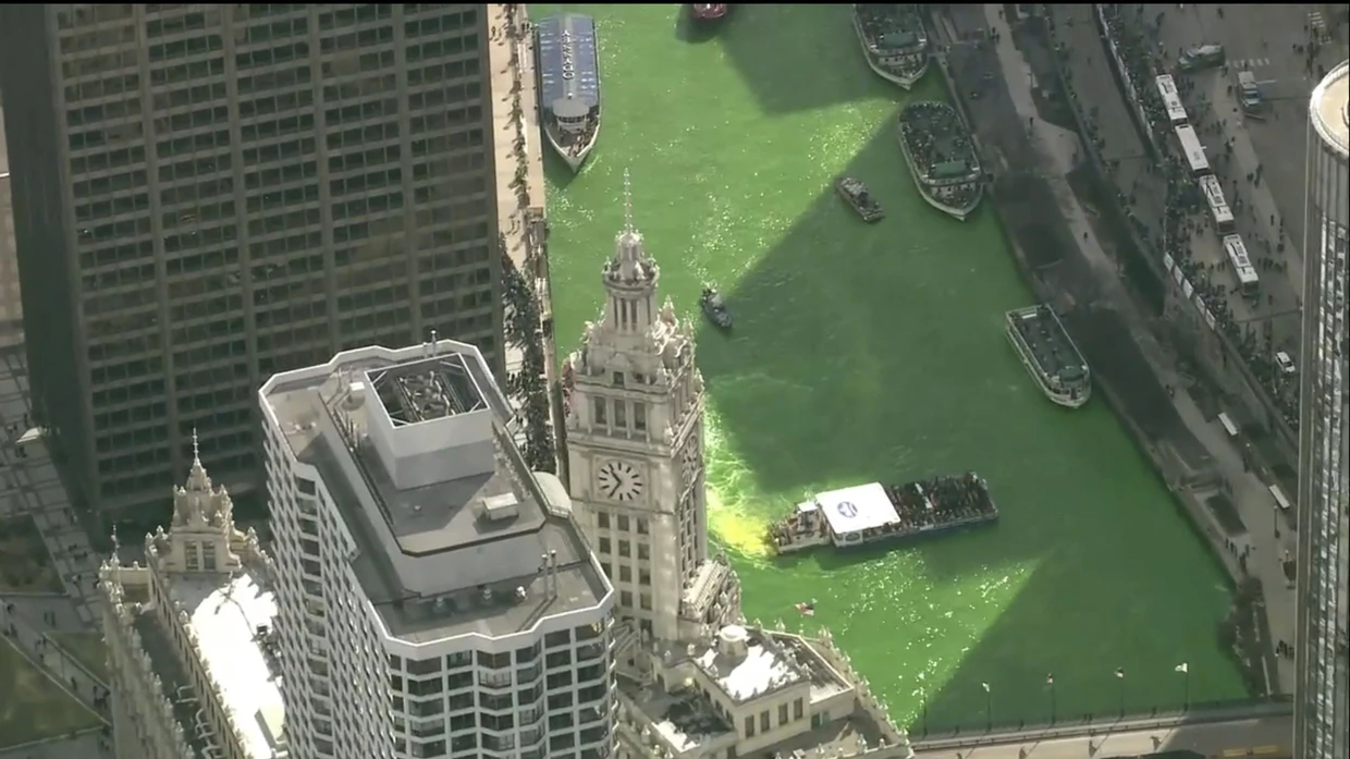 Der Chicago River ist vor den Feierlichkeiten zum St. Patrick's Day am 17.03.2024 grün eingefärbt.