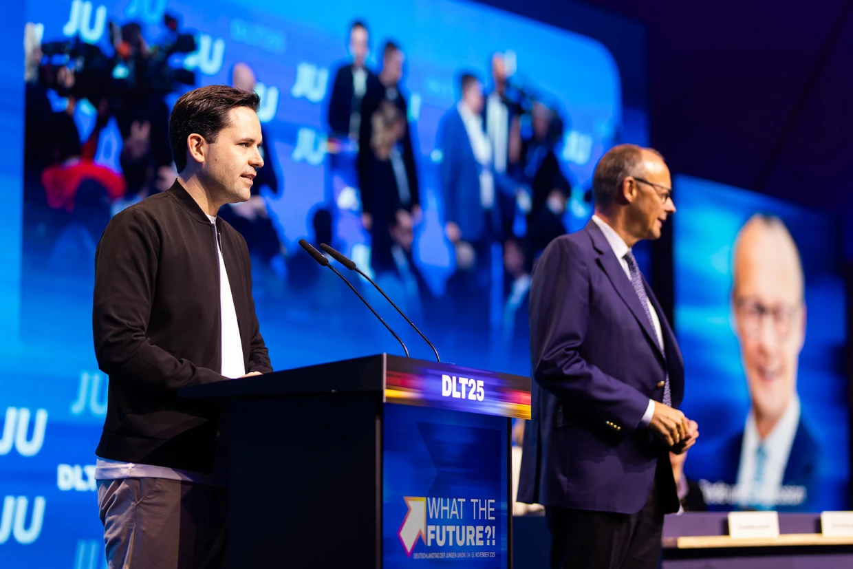 Der Vorsitzende der Jungen Union, Johannes Winkel, der einer der Wortführer der Jungen Gruppe im Bundestag ist, und Merz auf dem Deutschlandtag der Jungen Union im Jahr 2025