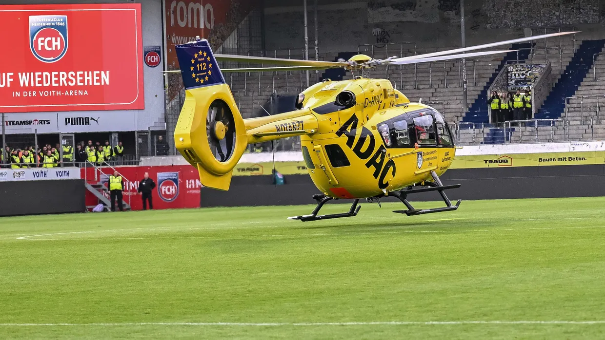 Brachte den gestürzten Fans in ein Krankenhaus: Ein Rettungshubschrauber landet im Heidenheimer Stadion.
