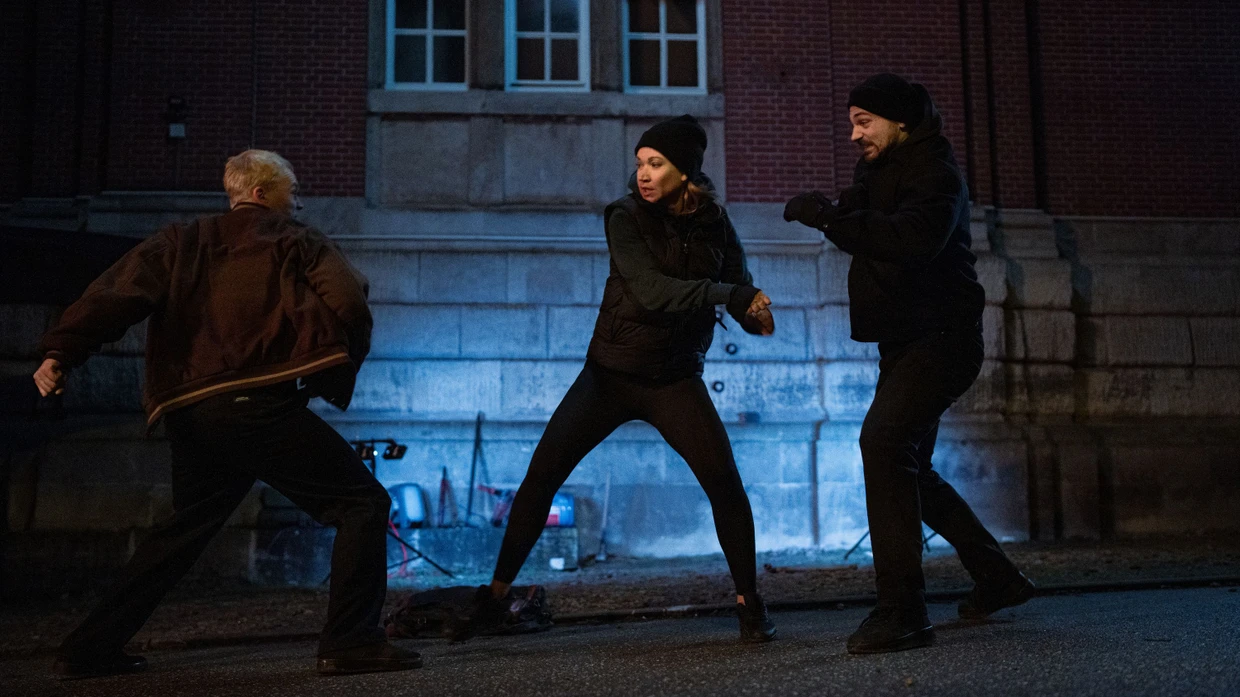 Zwei gegen eine? Für Sarah Kohr (Lisa Maria Potthoff, M.) kein Problem.