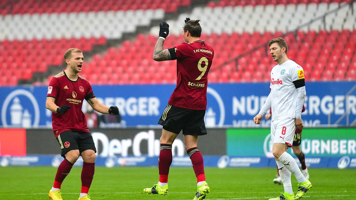 Die Nürnberger Johannes Geis (links) und Manuel Schäffler bejubeln das 1:0.