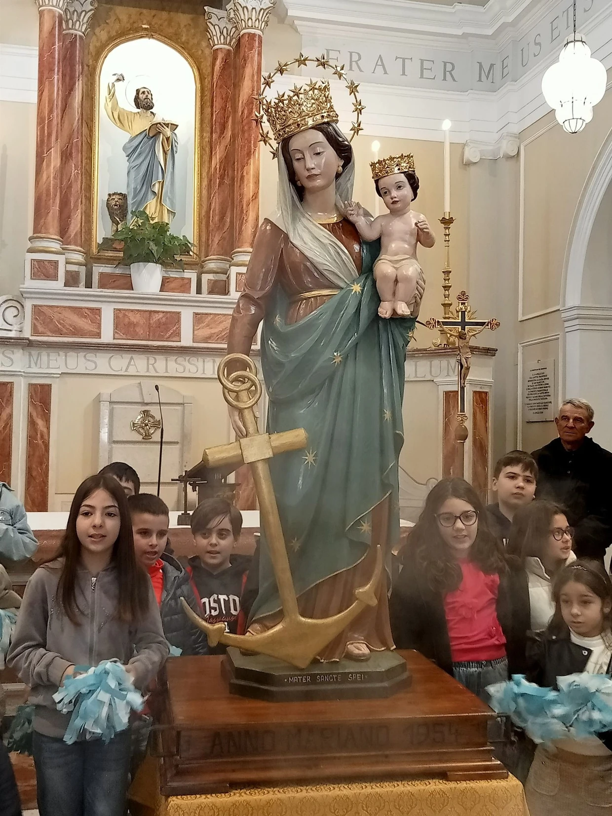 Am 22. Dezember 2025 wurde die Statue der „Madonna der Hoffnung“ aus San Marco di Castellabate in der Provinz Salerno nach Rom gebracht, wo sie während der Weihnachtsgottesdienste im Petersdom aufgestellt ist.