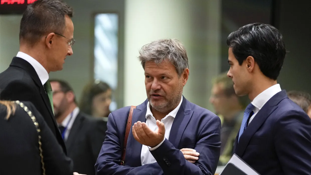 Robert Habeck (Grüne, mitte), Bundesminister für Wirtschaft und Klimaschutz, spricht in Brüssel mit Amtskollegen aus Ungarn und den Niederlanden.