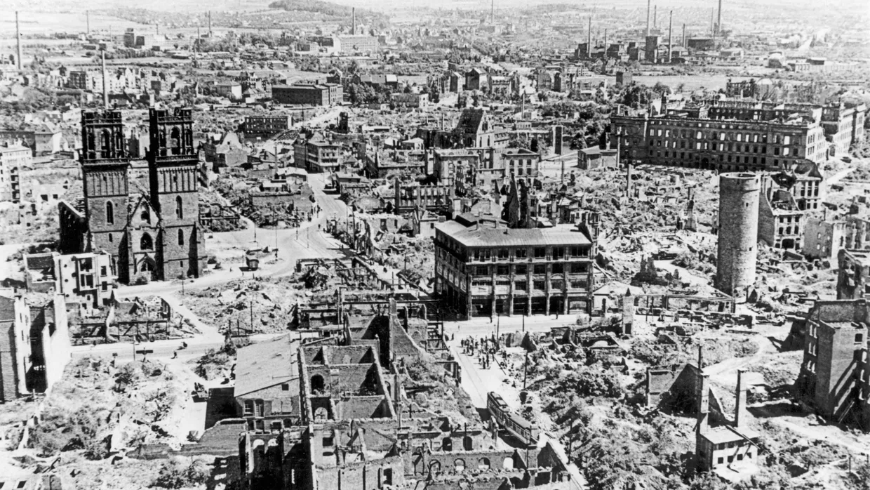 Nichts als Ruinen: Ein Blick vom Turm der Lutherkirche offenbart 1947 die Zerstörung der Kasseler Altstadt.