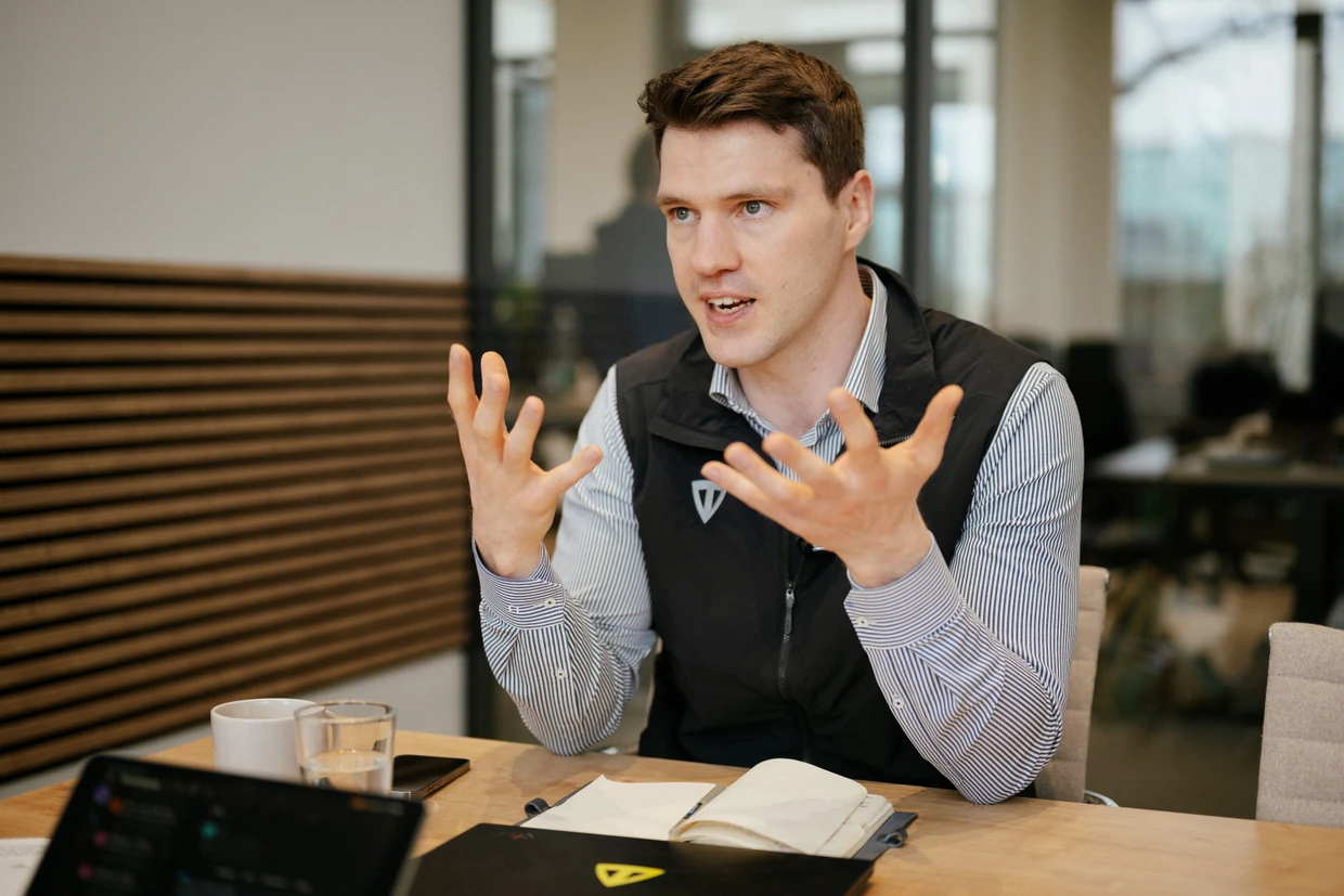 Der 31 Jahre alte Balász Nagy hat Tytan vor weniger als drei Jahren zusammen mit Batuhan Batuhan Yumurtacı gegründet. Heute spielt das Start-up der beiden ehemaligen Studenten der Technischen Universität München mit seinen 80 Mitarbeitern schon eine wichtige Rolle für die Luftverteidigung gegen Drohnen.