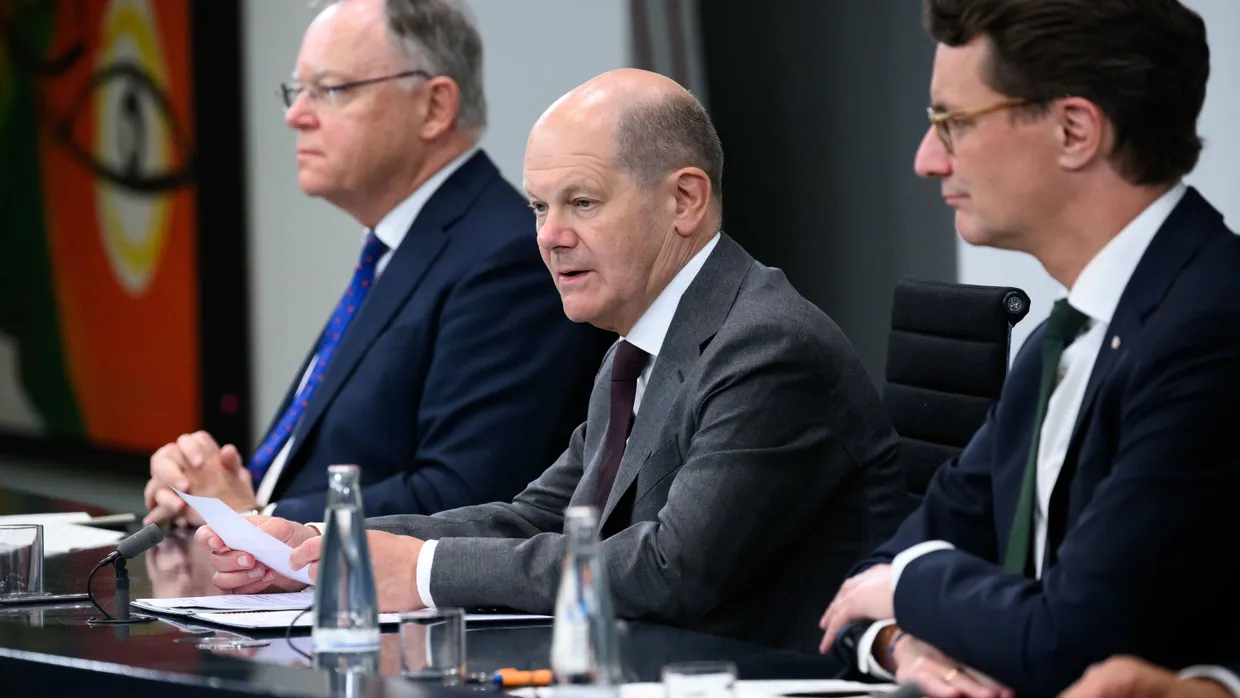 Stephan Weil (SPD), Ministerpräsident von Niedersachsen, Bundeskanzler Olaf Scholz (SPD) und Hendrik Wüst (CDU), Ministerpräsident von Nordrhein-Westfalen, bei der Pressekonferenz nach dem Bund-Länder-Gipfel im Bundeskanzleramt im Mai 2023. Bei dem Treffen ging es um die Aufteilung der Kosten für die Flüchtlingsaufnahme.