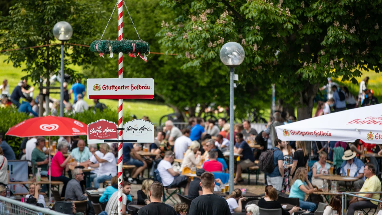 Höhere Mindestlöhne treiben die Lohnkosten in der mittelständischen Gastronomie.
