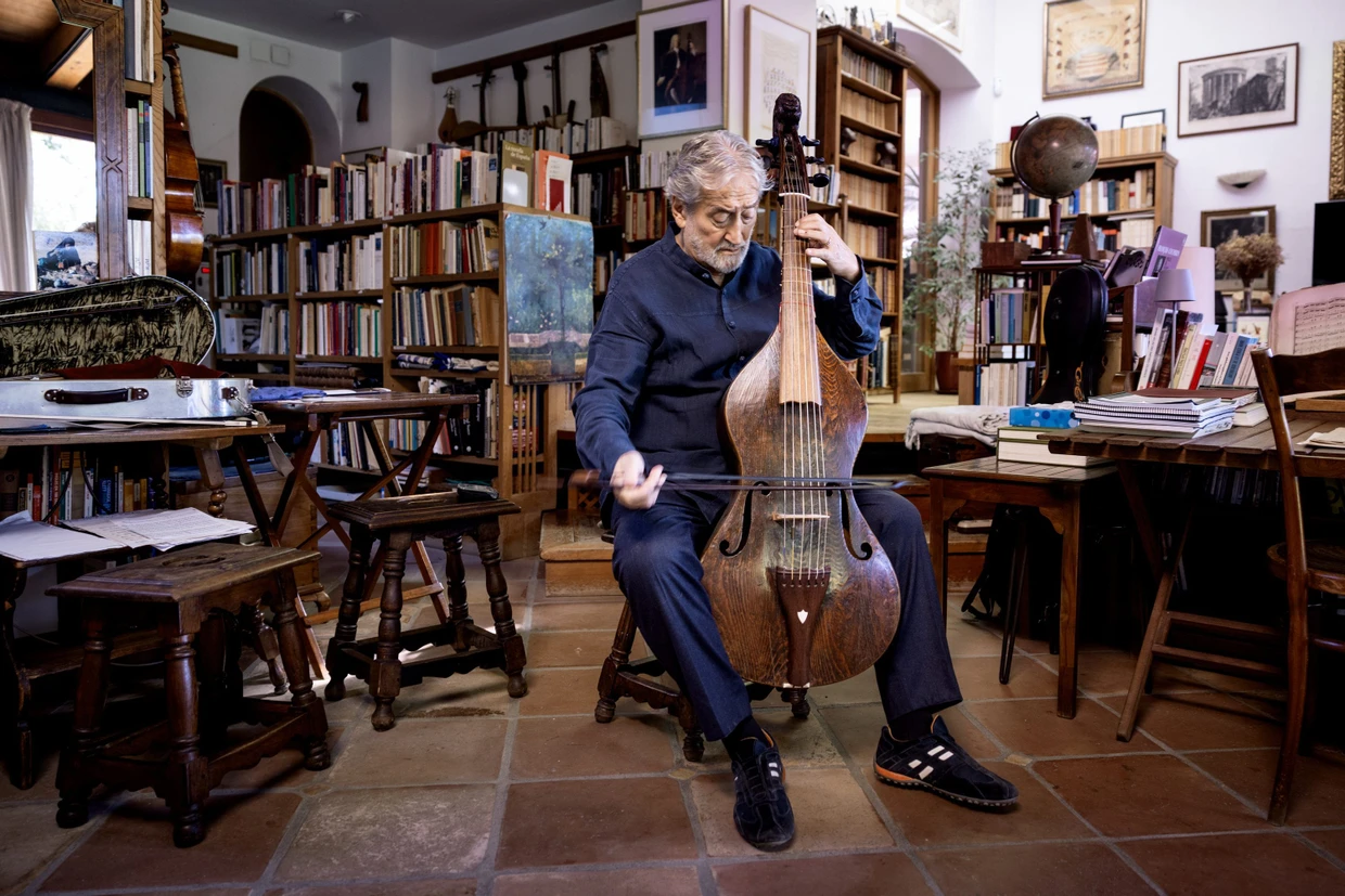 Jordi Savall spielt Gambe in seinem Arbeitszimmer