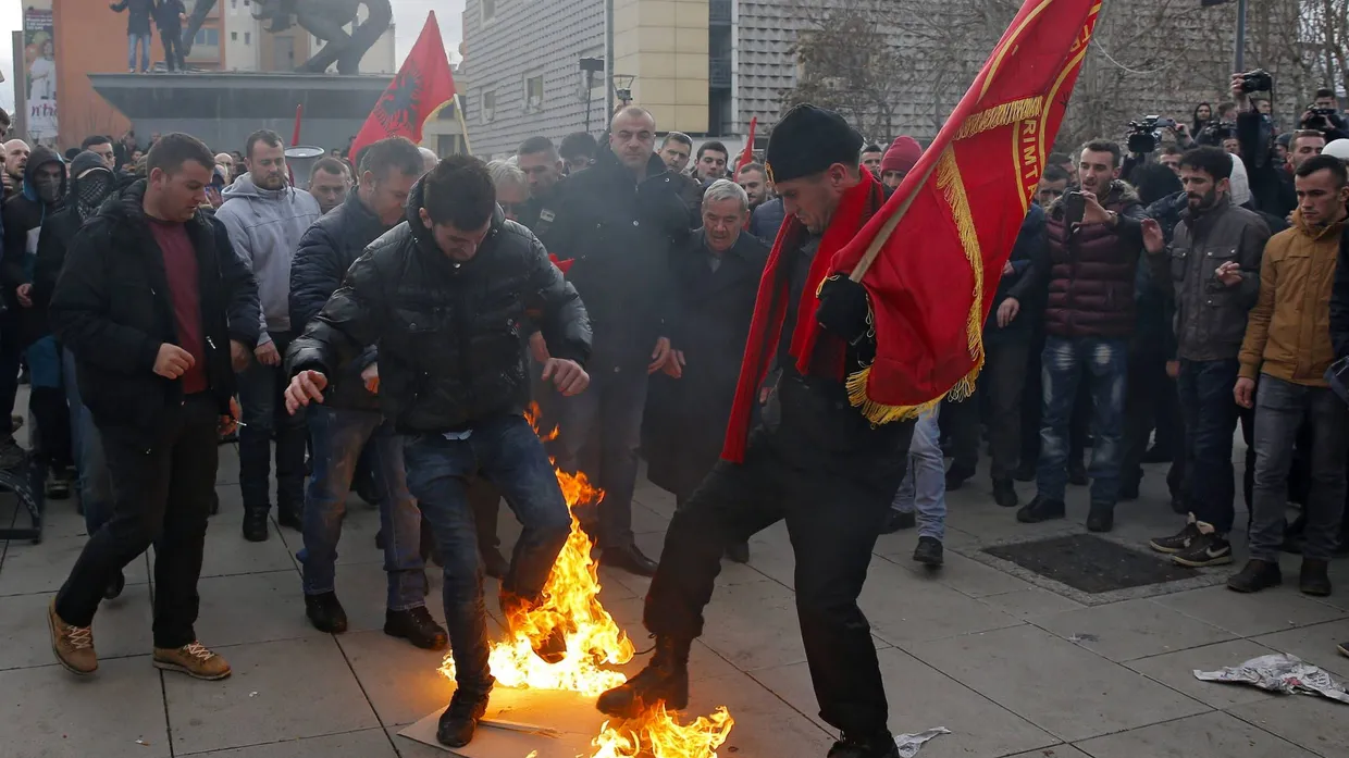 Demonstranten der kosovarischen Opposition in Pristina