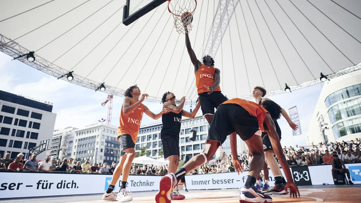 Boom-Sport mit einem Korb: 3×3-Basketball
