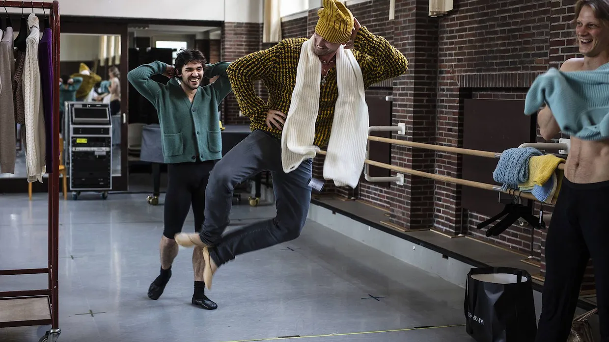 Balletttänzer des Hamburger Ensembles in einem Pullover von Iris von Arnim