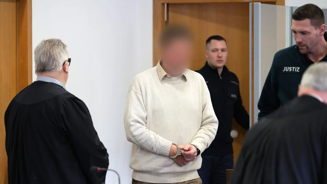 Potsdam: Björn R. betritt den Gerichtssaal vor dem Prozessbeginn am Montag.