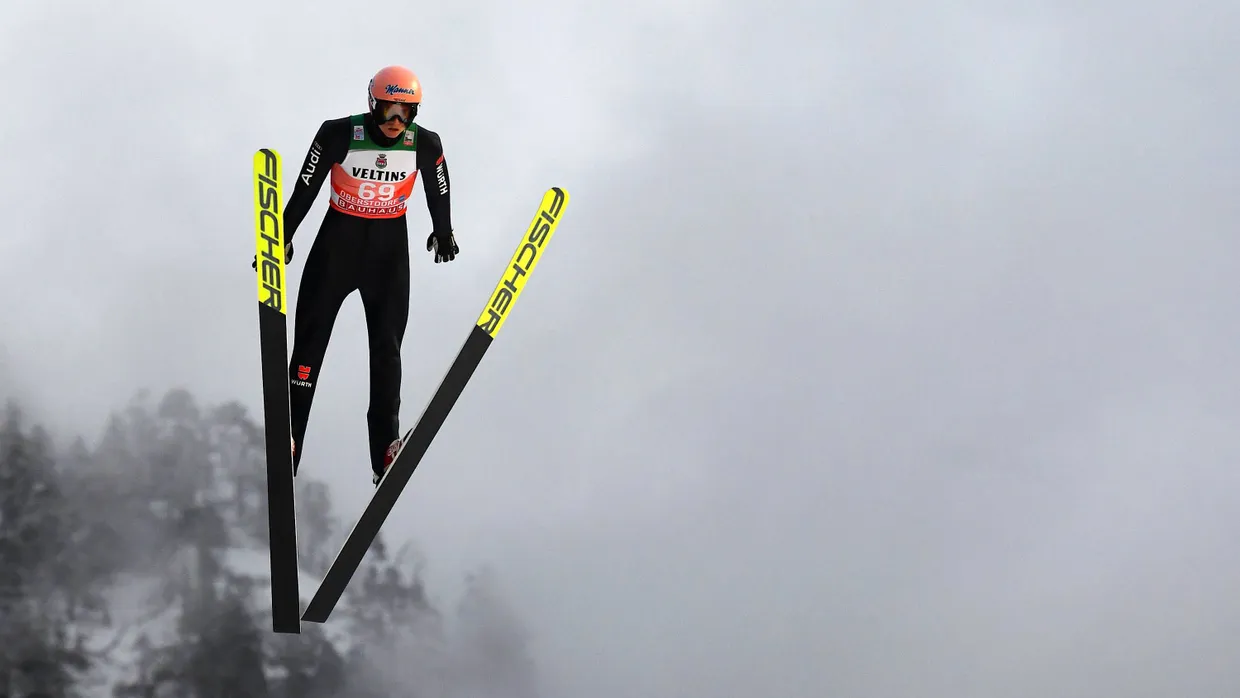 Qualifikation zum Auftaktspringen: Karl Geiger kommt geflogen.