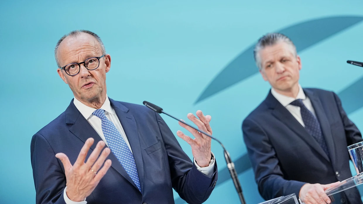 29.07.2026, Berlin: Bundeskanzler Friedrich Merz (l, CDU) und Thorsten Frei (CDU), neuer Vorsitzender der CDU/CSU-Fraktion im Bundestag, geben eine Pressekonferenz