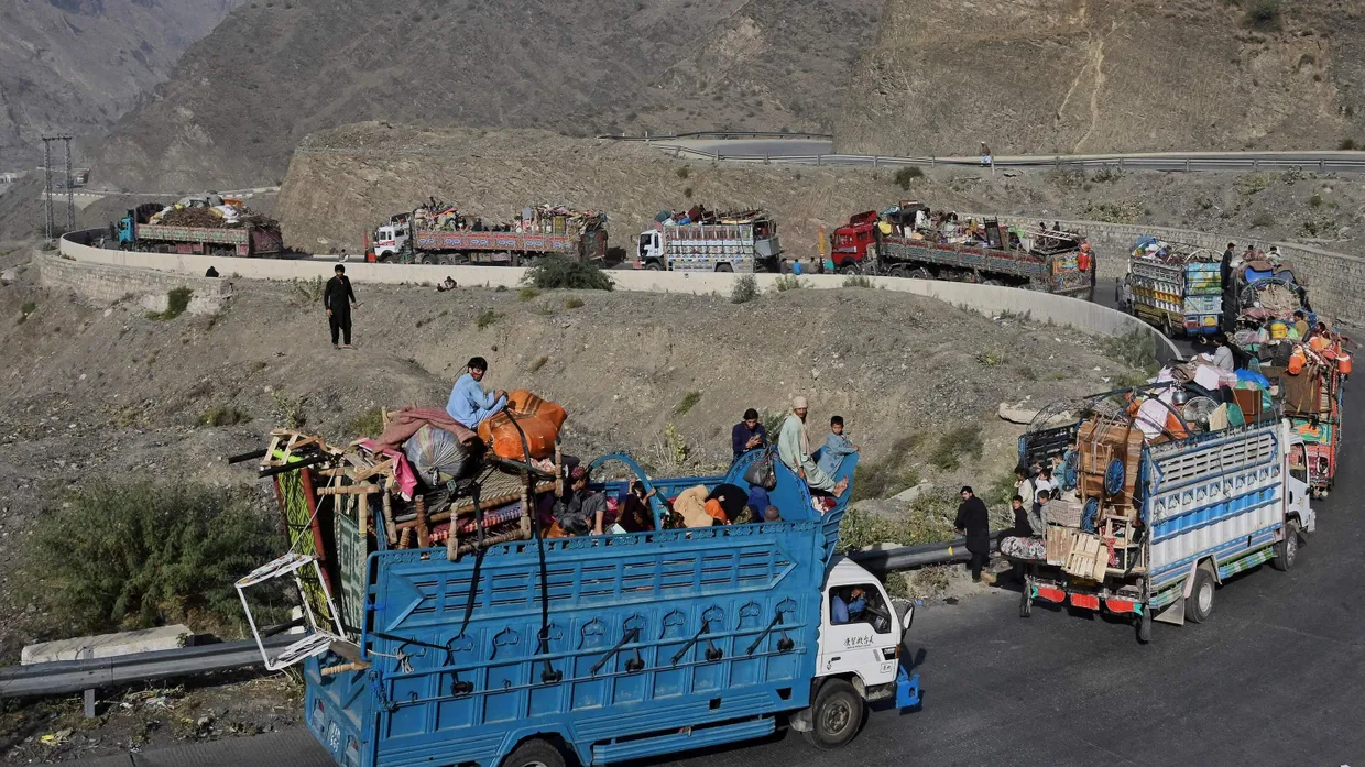 Afghanische Flüchtlinge auf dem zur pakistanischen Grenze, nachdem Islamabad im Herbst 2023 die Massenabschiebung von Hunderttausenden Afghanen angeordnet hatte.