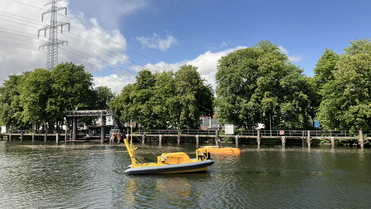 Die Boote – Seacat und Seadragon – sind mit Über- und Unterwasserkameras sowie Sensoren ausgestattet, gesteuert werden sie mittels Künstlicher Intelligenz.