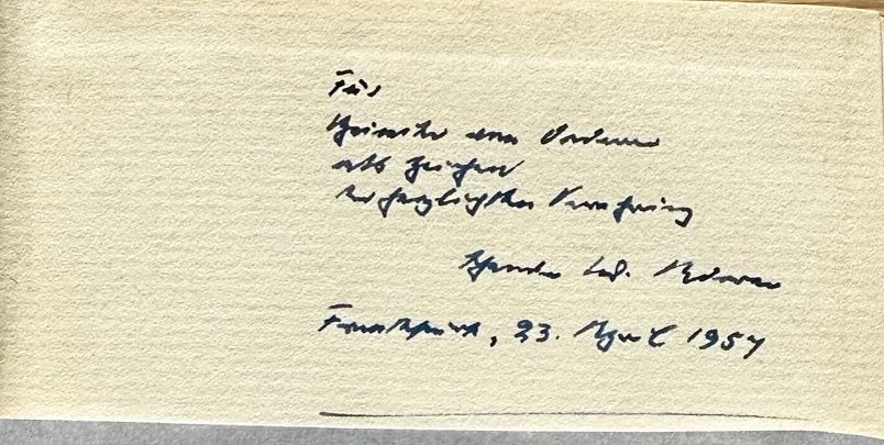 Benjamin habe sich vorgenommen, so charakterisierte Adorno ihn an der Stelle seiner Einleitung, mit der Benjamin Doderer, dem er zuvor unbekannt gewesen war, sogleich einfing, „niemals freiweg“ zu denken, sondern „stets und ausschließlich im Verhältnis zu bereits vorliegenden Texten“. – Adornos Widmung im Geschenk für Doderer