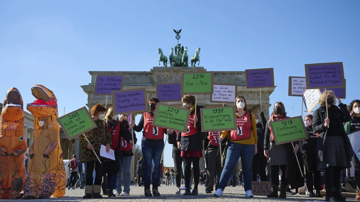 Der Kampf für Frauenrechte braucht ein Subjekt: Protestaktion von Terre des Femmes vor dem Brandenburger Tor in Berlin