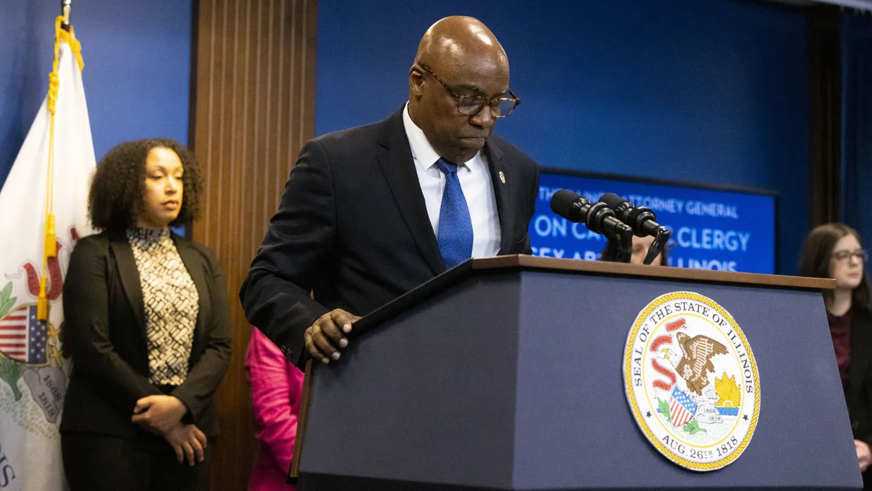 Der Generalstaatsanwalt von Illinois, Kwame Raoul, stellt in Chicago die Untersuchungsergebnisse seiner Behörde zum sexuellen Missbrauch von Kindern durch katholische Geistliche vor.