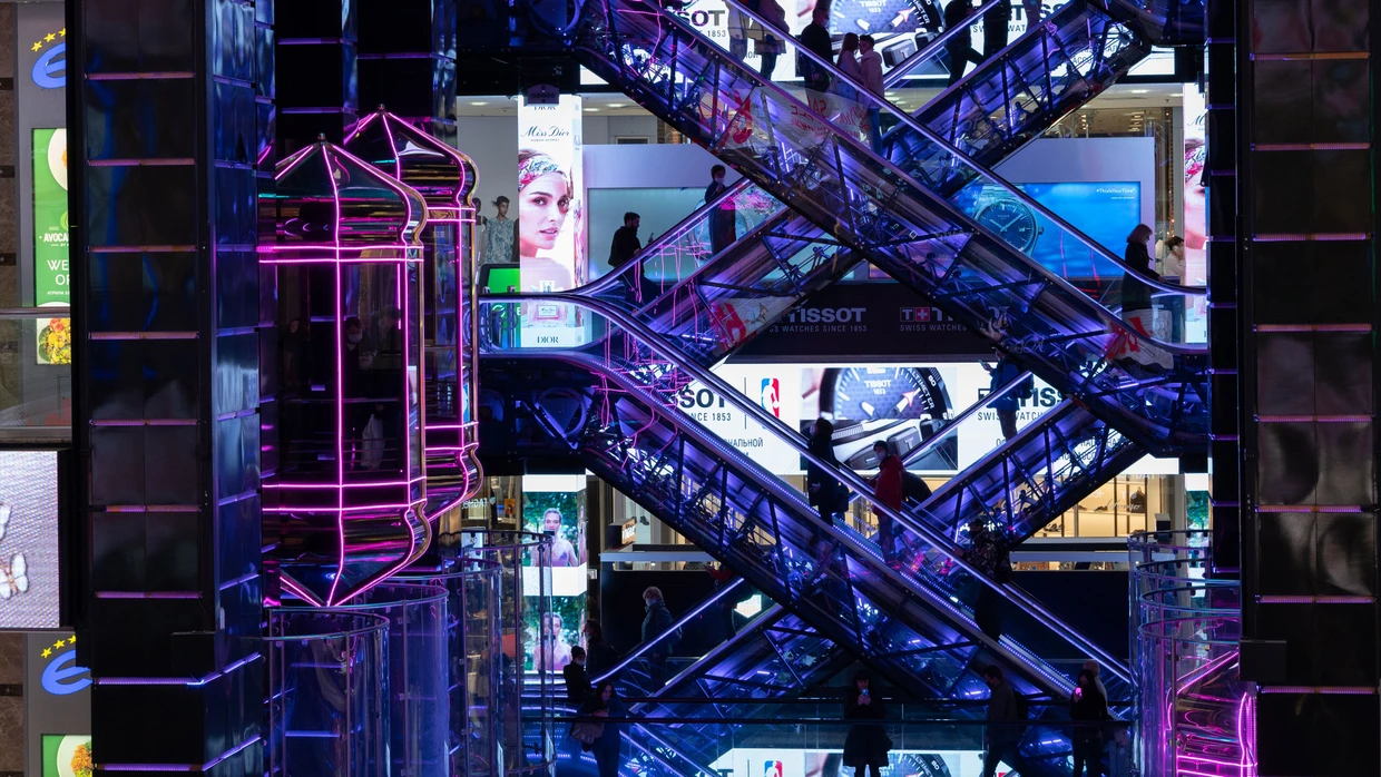 Futuristisches Shopping in einer abgeschotteten Gesellschaft: eine Rolltreppe im Einkaufszentrum Europeisky in Moskau