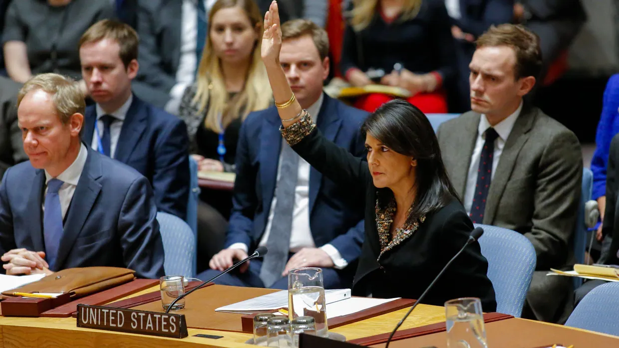 Einsames Veto: Die amerikanische UN-Botschafterin Nikki Haley hebt im Sicherheitsrat die Hand.