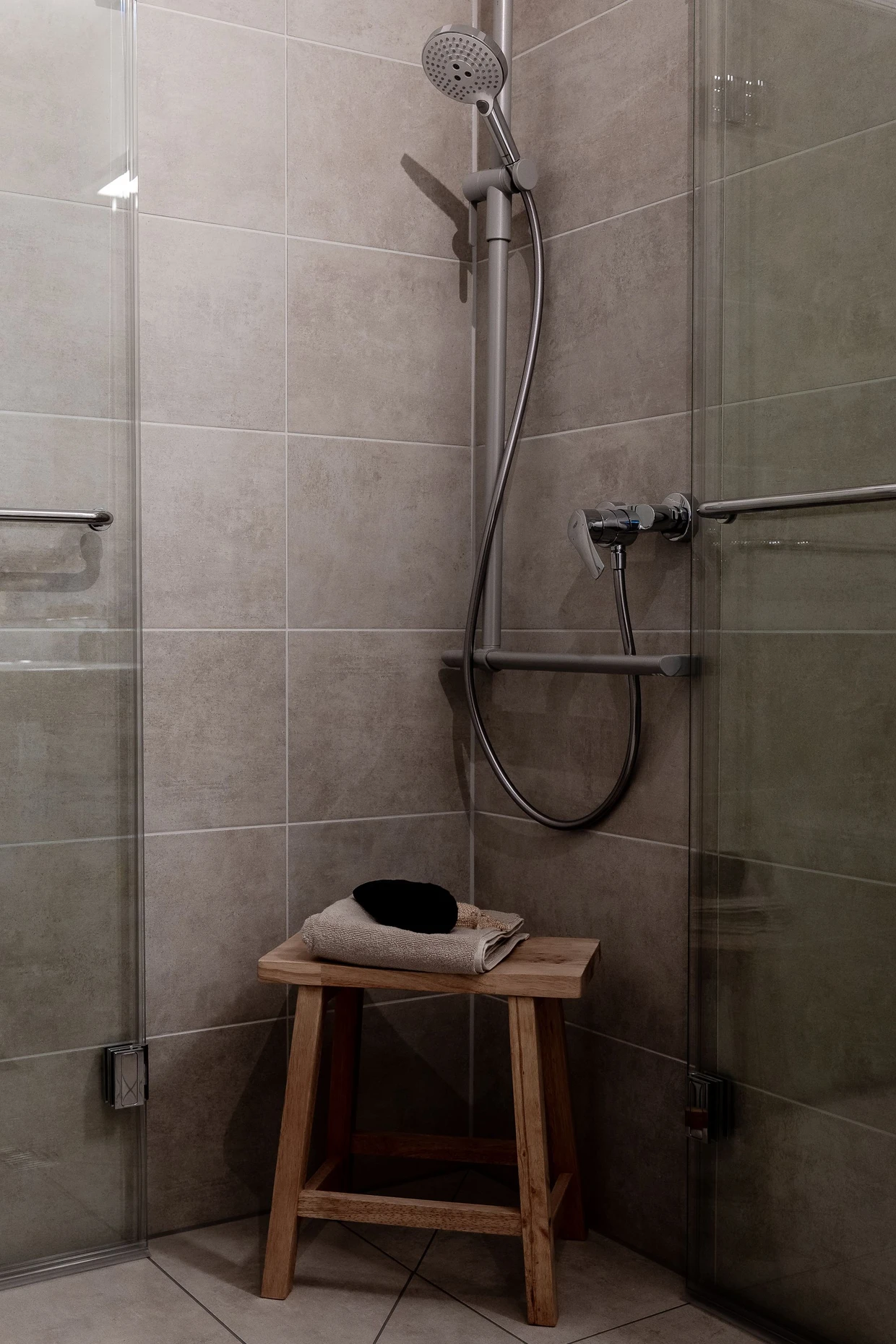 Das barrierefreie Badezimmer ist mit dem Rollator befahrbar.