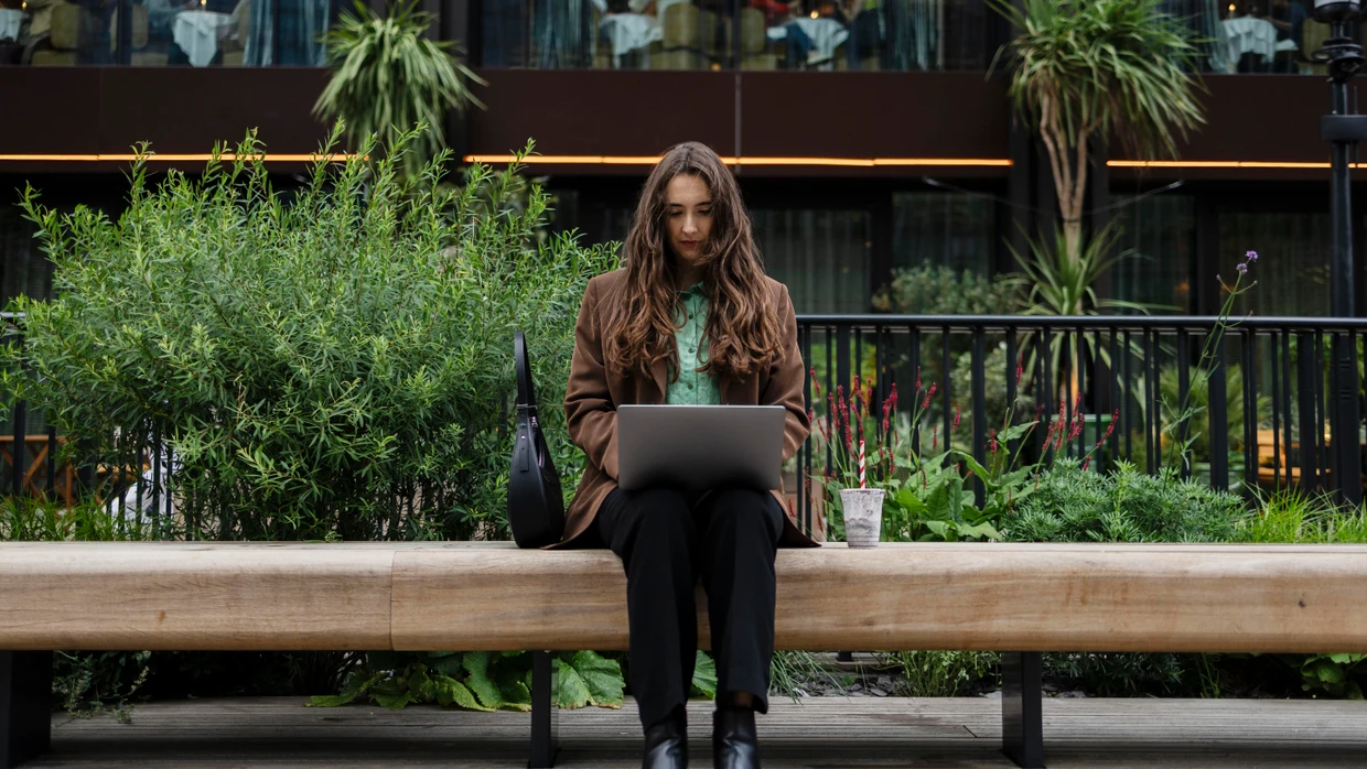 Der Mensch steuert, die KI werkelt im Hintergrund.