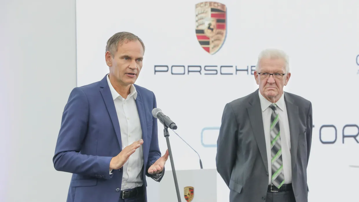 Dunkle Vorahnung? Im Jahr 2021 stellten Porsche-Chef Oliver Blume (links) und Ministerpräsident Winfried Kretschmann das Batterieprojekt vor.