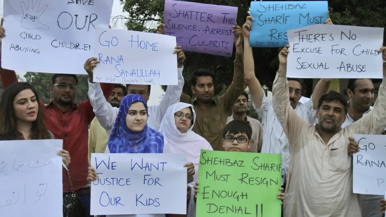 Demonstranten in Pakistan fordern Aufklärung im Missbrauchsskandal.
