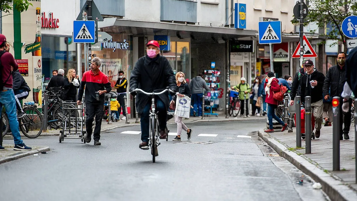 Einkaufsmeile: Passanten auf der Leipziger Straße