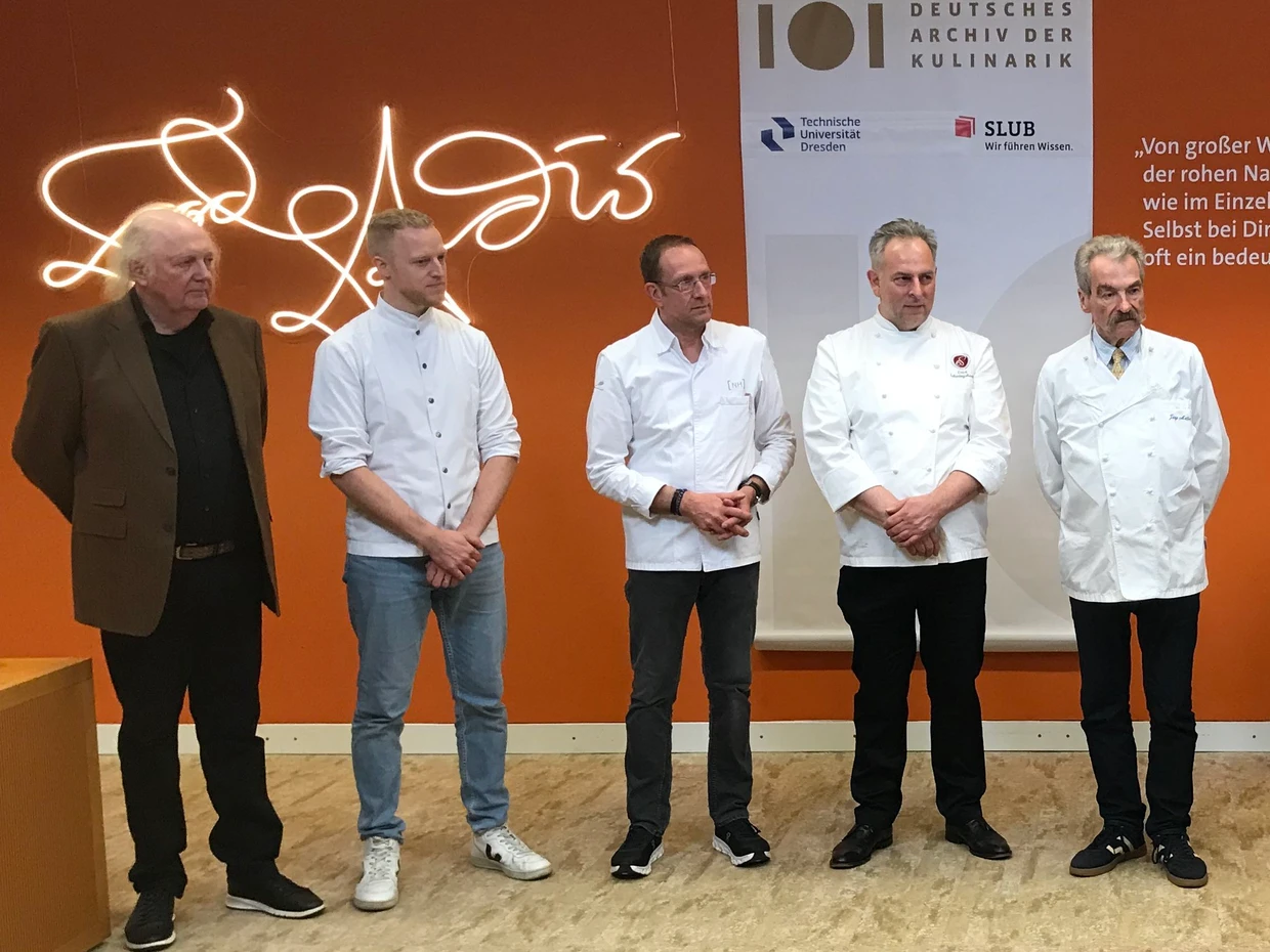 Jürgen Dollase (links) begrüßt im Deutschen Archiv der Kulinarik vier der von ihm wegen ihrer exzellenten Kreationen&nbsp; ausgewählten Köche: von links Andreas Rieger, Nils Henkel, Erich Schwingshackl und Jörg Müller. Christian Bau ist zu diesem Zeitpunkt noch in der Bahn.