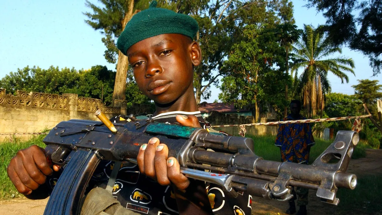 Ein Kinder-Soldat der sogenannten Union Kongolesischer Patrioten posiert mit einer Waffe in der Hand (Archivbild).