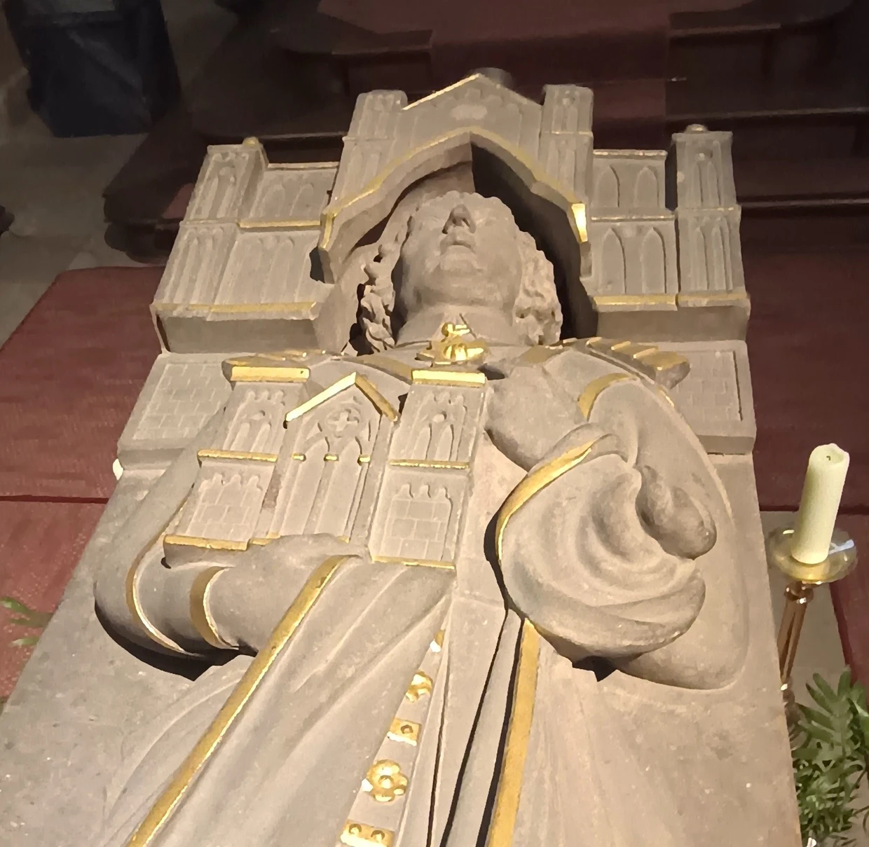 Grab des Stifters: Graf Gottfried von Cappenberg liegt in der Basilika in einem 1149 geschaffenen Hochgrab. Die von ihm gestiftete Klosterkirche wurde ihm sowohl in die Hand als auch um das Haupt gelegt.