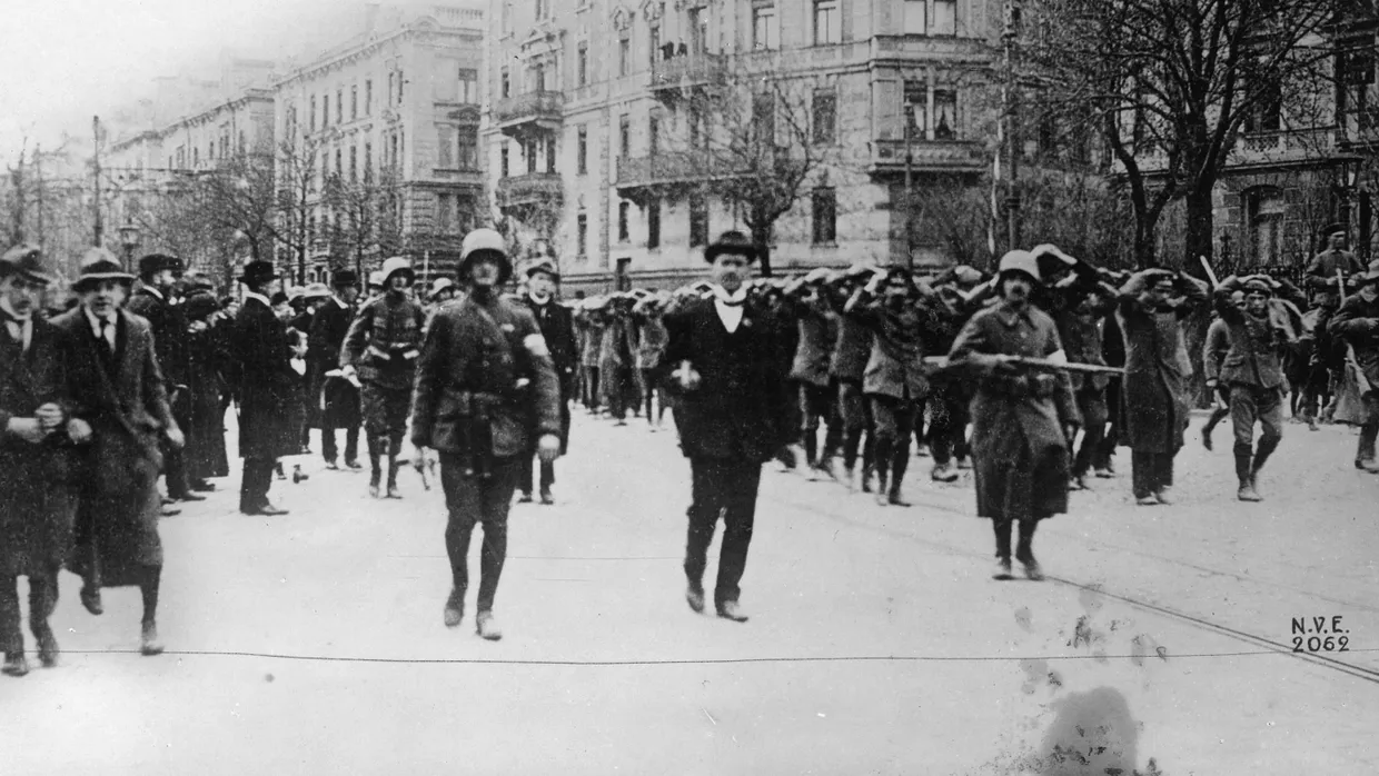 Am 2. Mai 1919 werden gefangene Kommunisten von Freikorpssoldaten abgeführt.