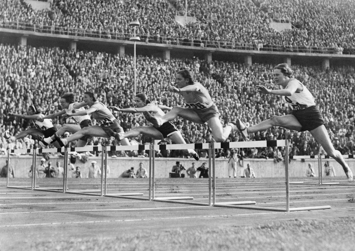 Finale über 80 Meter Hürden der Frauen: Dritte von links Trebisonda Valla (Italien, Gold), rechts: Anni Steuer (Deutschland, Silber)