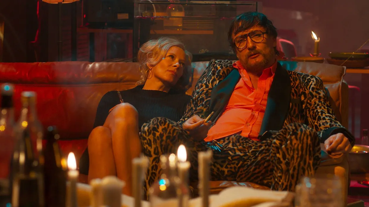 Katja Riemann und Oliver Masucci (als Fassbinder).