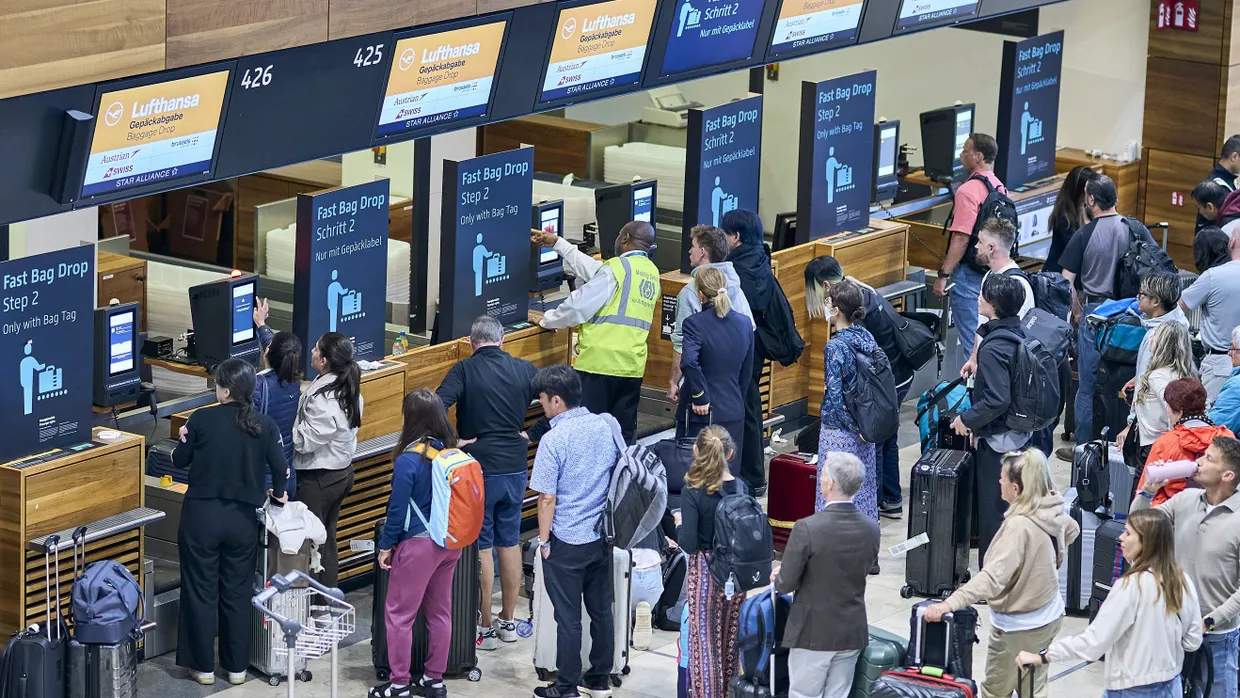 Auswirkungen eines Hackerangriffs: Zahlreiche Fluggäste warten vor den Check-in-Schaltern im Terminal 1 des Flughafens Berlin Brandenburg.
