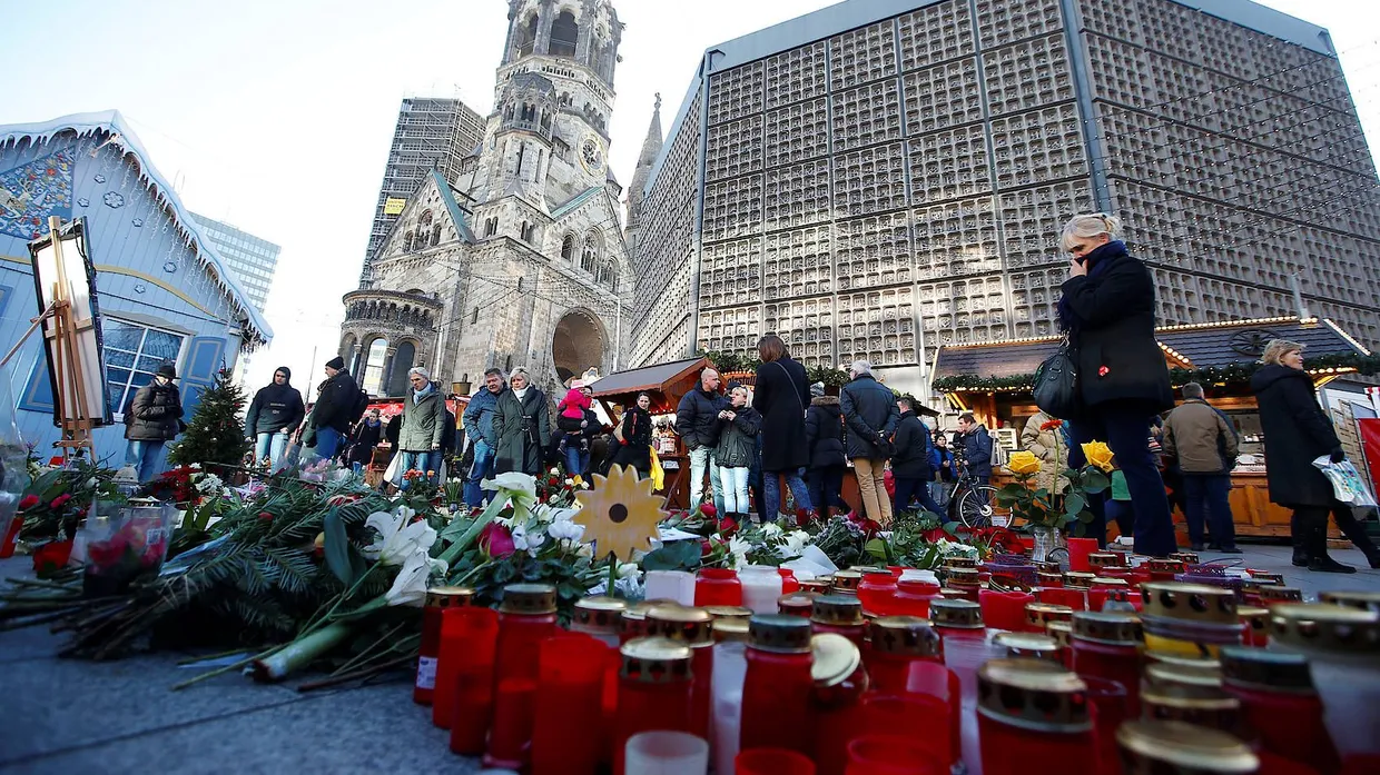 Kerzen und Blumen liegen auf dem Berliner Breitscheidplatz.zum Gedenken an die Opfer des Anschlags.