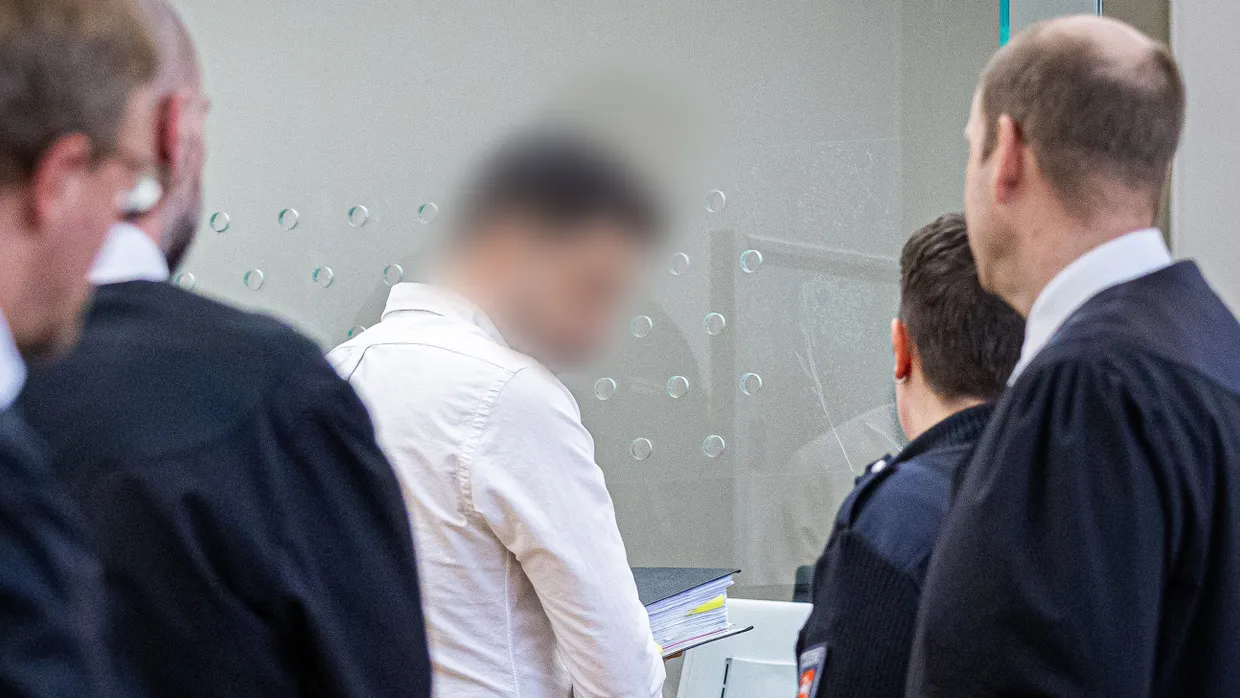 Der Angeklagte am Mittwoch in einen Saal des Landgerichts Hannover